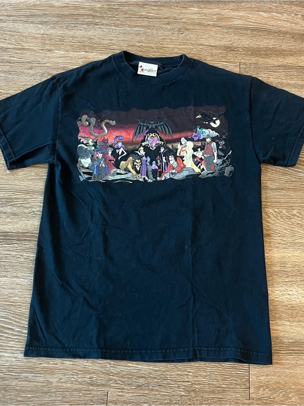 Rare VTG WALT DISNEY World Villains T Shirt 90s Cruella de Vil Scar Maleficent